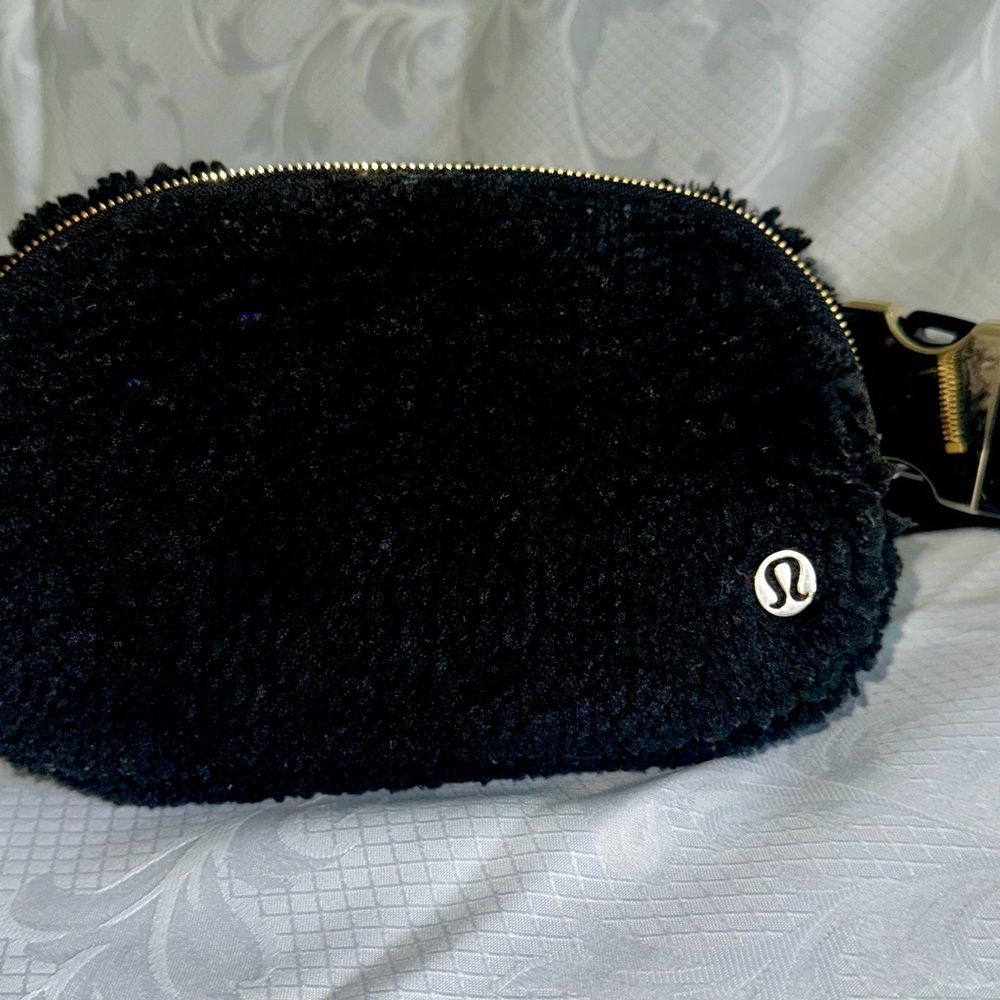 Sold! Lululemon Sherpa belt bag - Picture 7 of 8